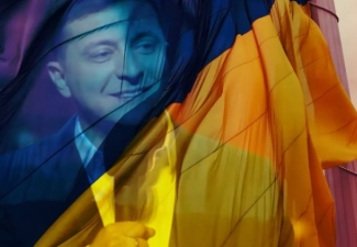 Volodymyr Zelensky's character shares the screen with the Ukrainian flag, in the video for Dan Oved's version of "Servant of the People"