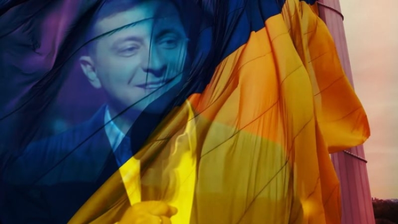 Volodymyr Zelensky's character shares the screen with the Ukrainian flag, in the video for Dan Oved's version of "Servant of the People"